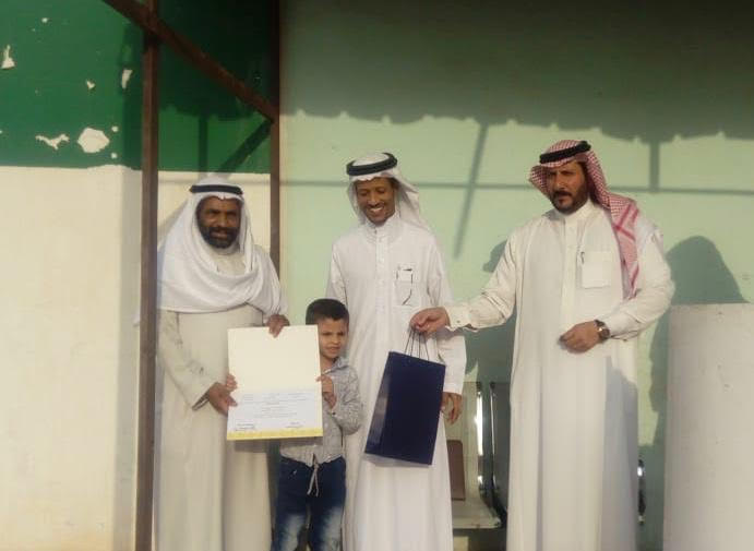 تكريم طلاب مدرسة سعد بن معاذ الإبتدائية المنضبطين في الأسبوع الأول صحيفة تعليم حائل التربوية
